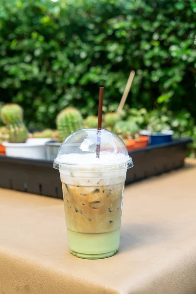 Yeşil çay bardağıyla espresso kahvesi