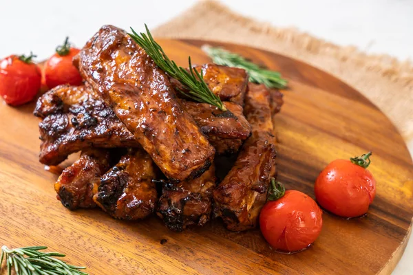 Gegrilde Barbecue Ribbetjes Varkensvlees Met Rozemarijn Tomaten — Stockfoto