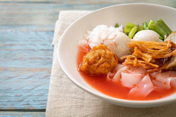 Yen タイ風麺に豆腐と魚のボールを赤スープに盛り付けたもの アジア料理スタイル — ストック写真