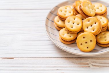 Hindistan cevizli bisküvi ve ananas reçeli.