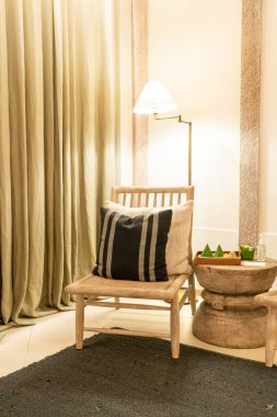 Lüks otel dinlenme odası ve yatak odasında beyaz yastıklar koltukta süslenir.