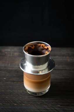 Vietnam tarzında damlayan sıcak sütlü kahve - Saigon veya Vietnam kahvesi