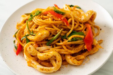 Kızarmış spagetti, tuzlanmış yumurta ve kalamar. Füzyon yemek stili.