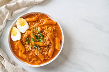 Kore hazır şehriyesi ve Kore baharatlı soslu Tteokbokki, Rabokki - Kore yemeği tarzı.