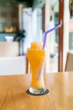 Kafe restoranında portakal suyu karışımı smoothie bardağı