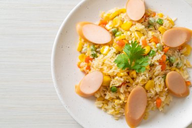 Sosisli pilav ve karışık sebze.