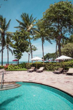 Otel havuzunda yüzme havuzu - tatil ve tatil konsepti