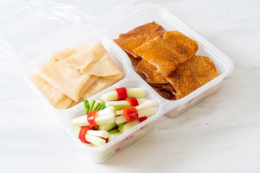 Teslimat kutusunda Pekin Ördeği - Çin yemeği tarzı