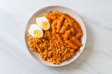 Baharatlı Kore soslu Ramen veya Kore hazır eriştesi ve Tteokbokki - Kore yemeği tarzı