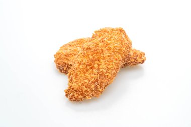 Kızarmış tavuk göğsü bifteği beyaz arka planda izole edilmiş.