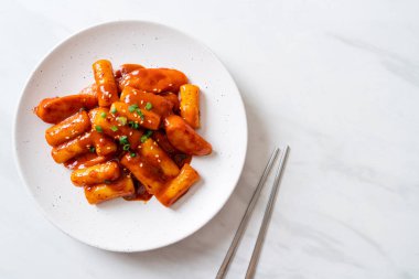 Baharatlı sosisli Kore pirinç keki çubuğu (Tteokbokki) - Kore yemeği tarzı