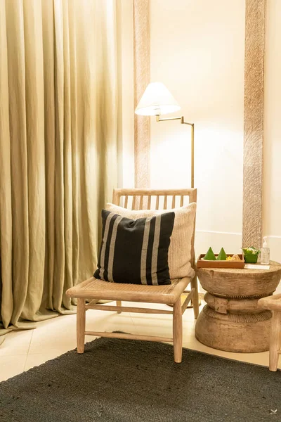 Lüks otel dinlenme odası ve yatak odasında beyaz yastıklar koltukta süslenir.