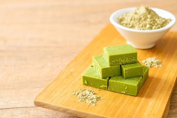 Taze ve yumuşak kibrit, yeşil çay tozlu yeşil çikolata.