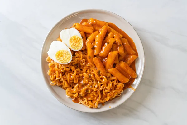 Baharatlı Kore soslu Ramen veya Kore hazır eriştesi ve Tteokbokki - Kore yemeği tarzı