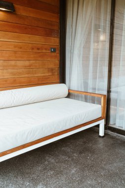 Boş kanepe ya da balkondaki kanepe rahatlamak için.