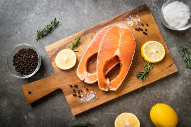 İçinde malzeme olan taze çiğ somon filetosu bifteği.