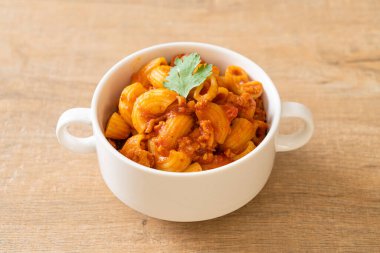 Domates soslu makarna ve kıymalı domuz eti, Amerikan usulü pirzola, Amerikan usulü gulaş.