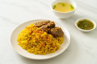 Biryani bifteği veya körili pilav ve sığır eti - Hint biryani 'sinin Tayland-Müslüman versiyonu, mis kokulu sarı pirinç ve sığır eti - Müslüman yemek tarzı