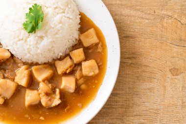 Kahverengi soslu tavuk mu yoksa pirinç soslu sos mu? Asya tarzı.