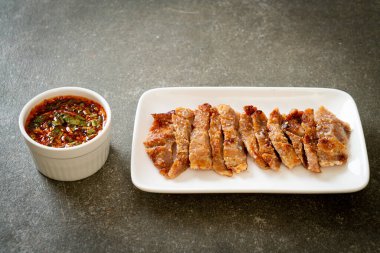 Izgara domuz boynu ya da Tayland baharatlı soslu kömür kaynayan domuz boynu.