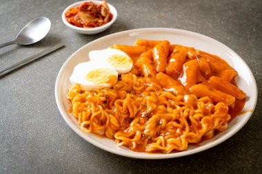 Baharatlı Kore soslu Ramen veya Kore hazır eriştesi ve Tteokbokki - Kore yemeği tarzı