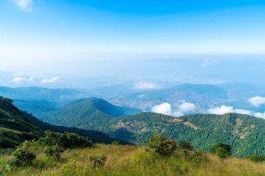 Tayland, Chiang Mai 'deki Kew Mae Pan Doğa Yolu' nda bulutlu ve mavi gökyüzü olan güzel bir dağ tabakası.