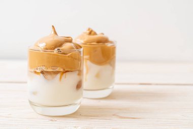 Dalgona kahvesi. Krem şantili buzlu içecek, kahve köpüğü ve süt. Covid-19 şehir karantinası sırasındaki son moda içki, ev konseptinde kalın..