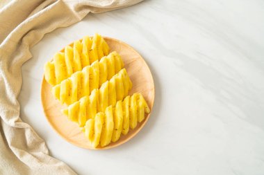 Tahta tabakta dilimlenmiş taze ananas