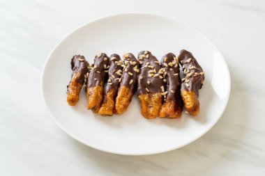 Güneş ışığı kurumuş muz çikolata kaplama veya muz soslu çikolata