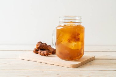 Lezzetli tatlı içecek demirhindi suyu ve buz küpü - sağlıklı içecek tarzı