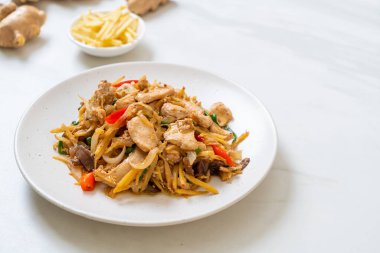 Zencefilli kızarmış tavuk. Asya usulü.