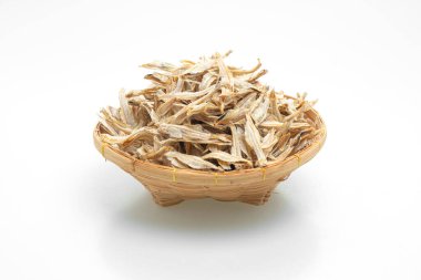 Beyaz arka planda izole edilmiş kuru ve çıtır çıtır fırın balığı.