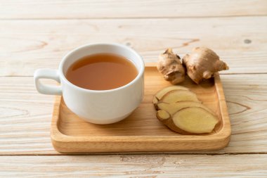 Zencefil köklü taze ve sıcak zencefil suyu bardağı - sağlıklı içecek tarzı