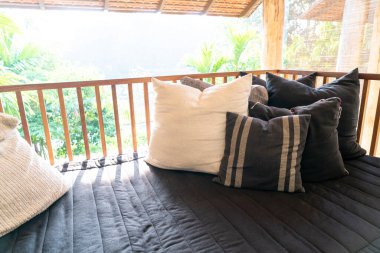 Yastık süslemesi balkondaki kanepede.