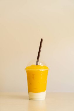 Yoğurt bardaklı taze mango meyve püresi.