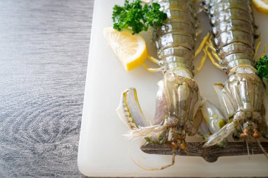 Gemide limonlu taze peygamber devesi karidesi