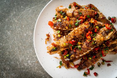 Kızarmış Mantid Karidesi ya da Acılı ve Tuzlu Kerevit Deniz Ürünleri Stili