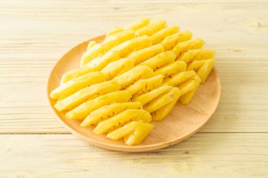Tahta tabakta dilimlenmiş taze ananas