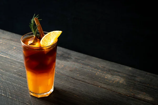 Copo Café Preto Americano Gelado Camada Suco Laranja Limão Decorado — Fotografia de Stock