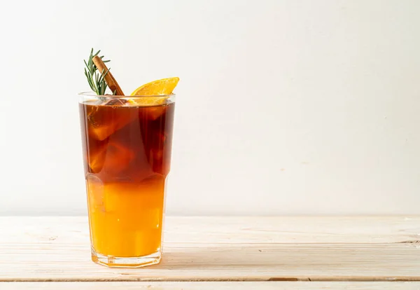 Copo Café Preto Americano Gelado Camada Suco Laranja Limão Decorado — Fotografia de Stock