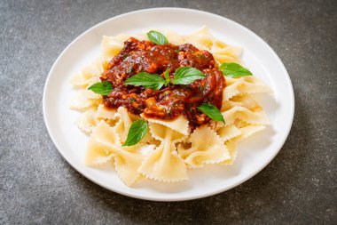 Fesleğenli farfalle makarna ve domates soslu sarımsak - İtalyan sosu