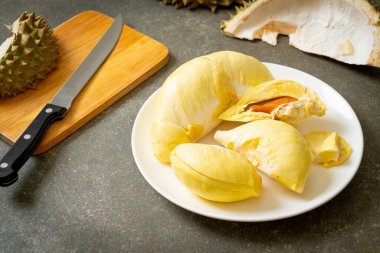 Durian olgun ve taze, durian kabuğu beyaz tabakta.
