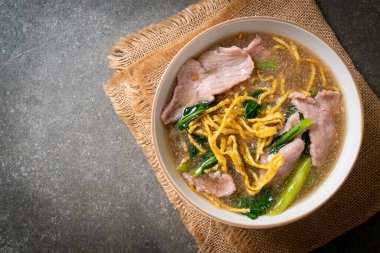 Soslu domuz etli çıtır erişte, Asya usulü.