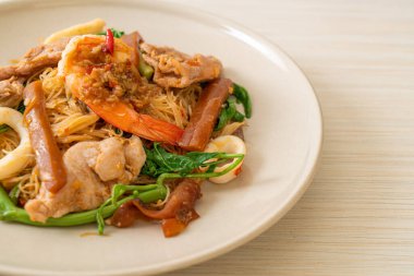 Kızarmış pirinç vermicelli ve karışık et ile su mimozası - Asya yemeği tarzı.