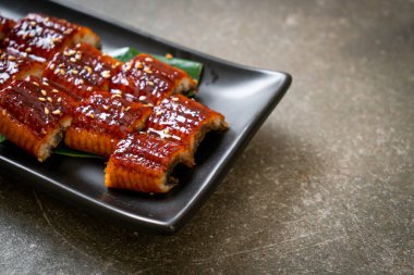 Dilimlenmiş yılan balığı ya da soslu ızgara unagi (Kabayaki) - Japon yemeği tarzı.