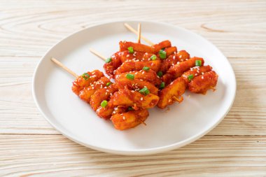 Kore usulü baharatlı soslu kızarmış Kore pirinç keki (Tteokbokki).