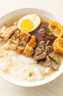 Pirinç unu ya da Çin usulü haşlanmış makarna ve domuz eti çorbası. Asya usulü.