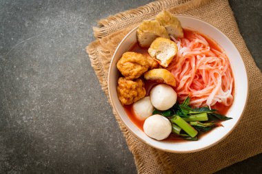 Balık köfteli küçük pirinç erişteleri ve pembe çorbada karides topları, Yen Ta Four veya Yen Ta Fo - Asya yemeği tarzı