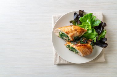 Peynir ve ıspanakla doldurulmuş fırında tavuk göğsü.