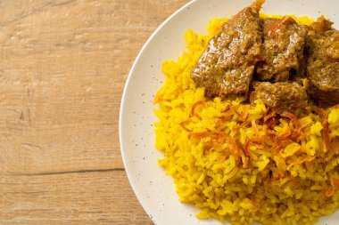 Biryani bifteği veya körili pilav ve sığır eti - Hint biryani 'sinin Tayland-Müslüman versiyonu, mis kokulu sarı pirinç ve sığır eti - Müslüman yemek tarzı